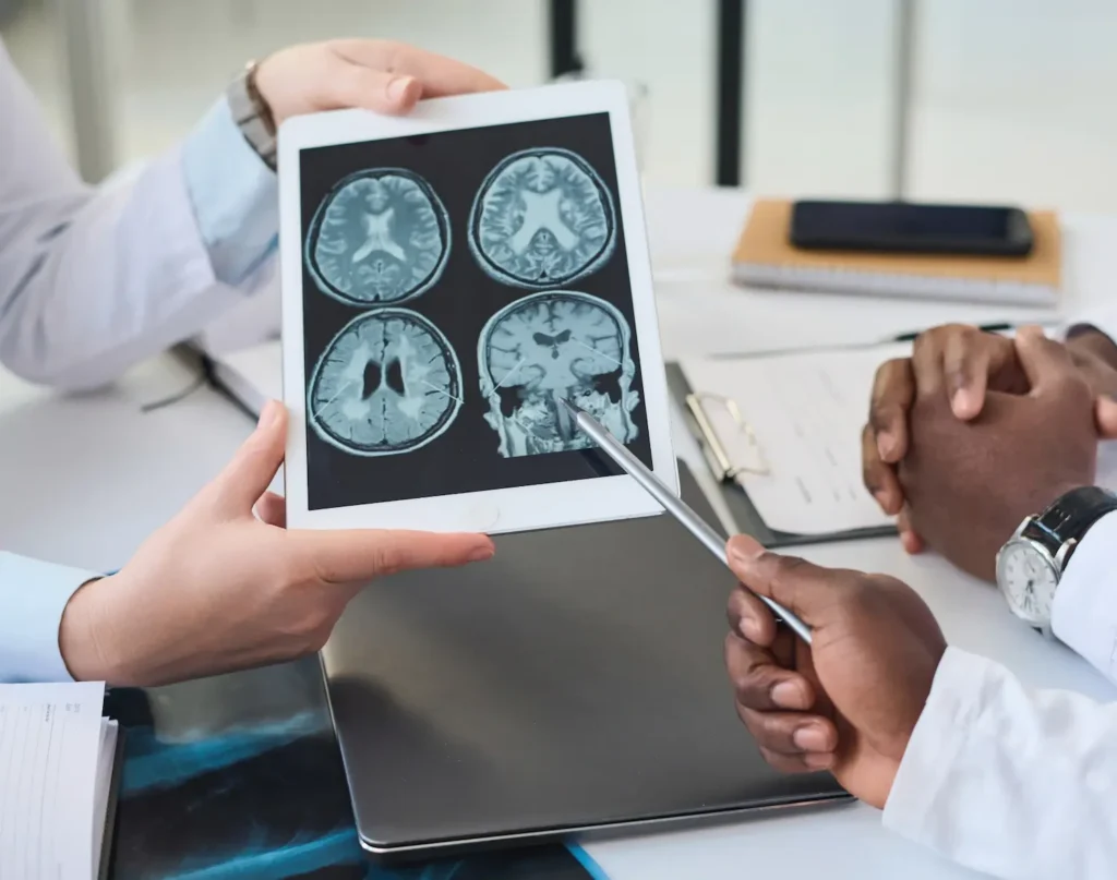 doctors discussuing brain tomography